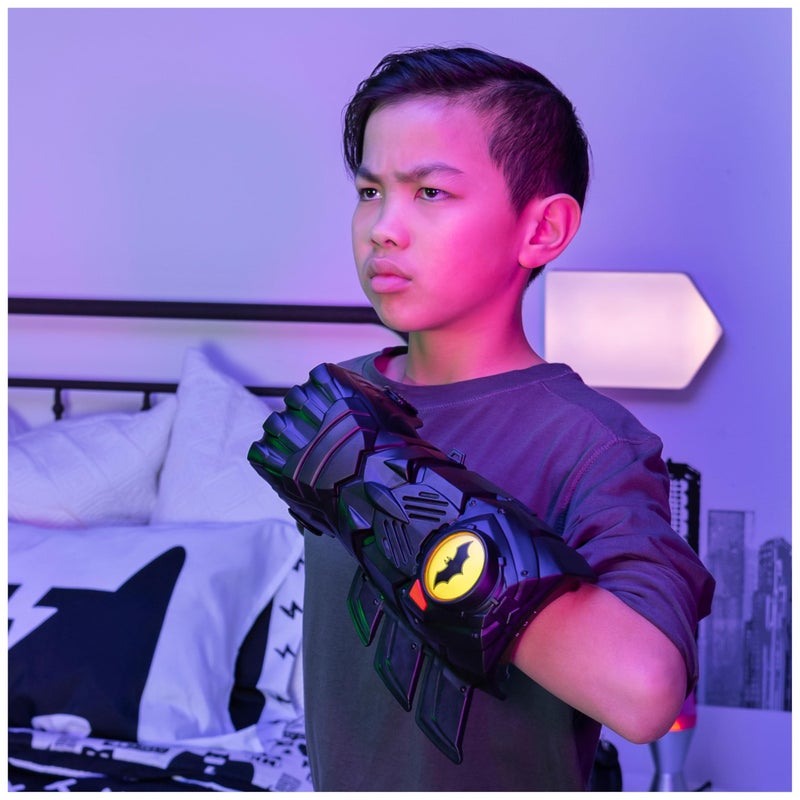 Batman DC Comics Batman Interactive Gauntlet with Over 15 Phrases and Sounds, for Kids Aged 4 and Up - Image 3